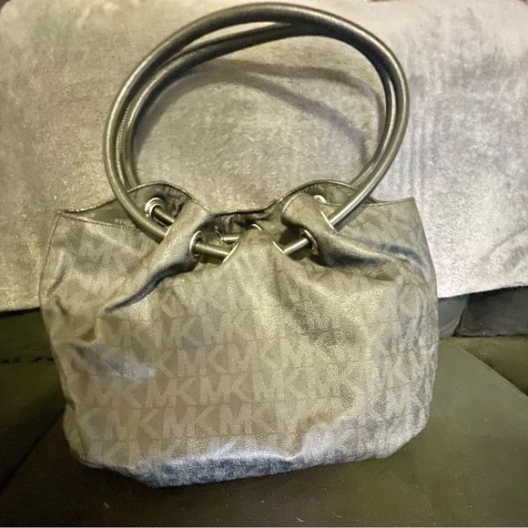 MICHAEL KORS Signature East West RING TOTE PURSE BLACK - Picture 4 of 16